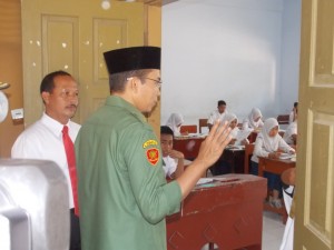 Gubernur NTB TGH M Zainul Majdi sedang memantau jalannya UN di salah satu SMP di kota Mataram tahun lalu