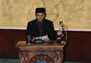 Gubernur NTB TGH M Zainul Majdi saat menyampaikan pengantar LKPJ TA 2013 Senin (5/5) malam.