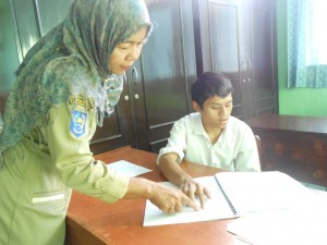 Seorang siswa SLB Selagalas sedang mengikuti UN SMP Selasa (6/5)