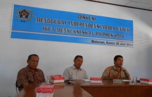 PWI NTB melaksanakan diskusi dengan pembicara pemerhati politik Dr Kadri, Redaktur Radar Lombok Tony Edy Wibowo dan Penanggung Jawab Suara NTB H Agus Talino 
