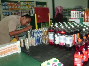 Salah seorang tim pengawas sedang meneliti keterangan kadaluarsa sebuah merek minuman di minimarket kota Mataram 
