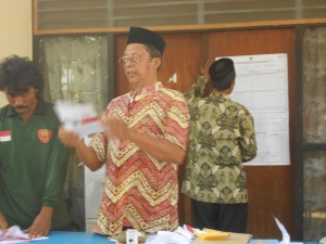 KPPS TPS 12 Pejanggik Mataram sedang membacakan perolehan surat suara