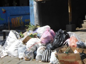 Salah satu potret tumpukan sampah di jalan lingkungan kota Mataram