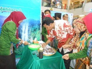 Sekda NTB M Nur sedang mencoba kuliner salah satu daerah dalam Parekarf Expo di Mataram Mall