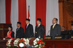 Ketua DPRD NTB periode 2009-2014 ( kedua dari kanan) saat memimpin sidang paripurna pelantikan DPRD NTB