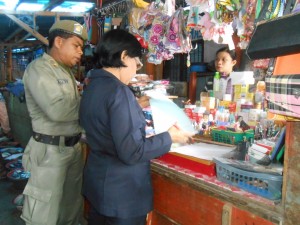Petugas BBPOM sedang memeriksa kosmetik di Pasar 