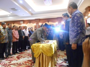 Walikota Mataram H Ahyar Abduh menandatangani kesepakatan terkait keterbukaan informasi publik