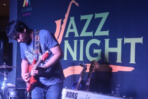 Salah seorang musisi saat  acara Jazz Night Hotel Santika Mataram