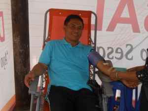 Ketua STIKES Mataram Dr Chairun Nasirin saat melakukan donor darah