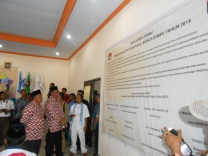 Calon Bupati Dompu Bambang M yasin bersama pasangannya bersiap menandatangani kesepakatan damai beberapa waktu lalu