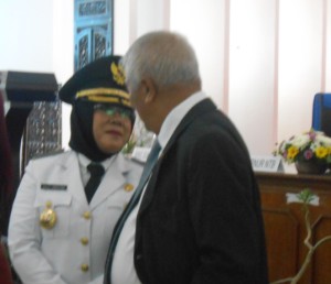 Penjabat Walikota Mataram Hj Putu Selly Andayani saat berbincang dengan suaminya yang juga anggota DPR RI H Rachmat Hidayat 
