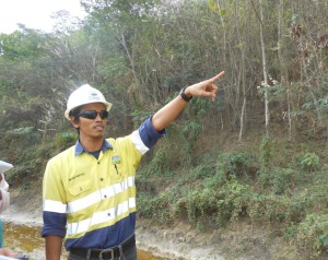 Senior Spesialist Mine Compliance PT NNT Budianto dengan latar belakang lahan yang sudah direklamasi