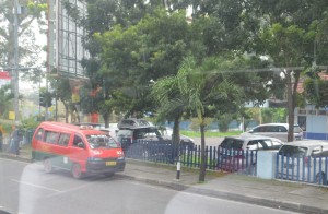Angkot di kota Medan yang disebut "Sudako" dengan menurunkan penumpang