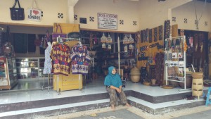toko souvenir di kompeks Sayang-Sayang Mataram yang sepi pengunjung 