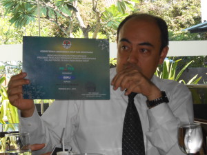 Reza Bovier memperlihatkan predikat biru yang diberikan oleh BLHP NTB