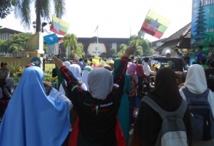 Puluhan mahasiswa malakukan aksi damai di depan kantor Gubernur NTB Jumat (16/5)