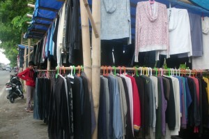 Para penjual baju bekas di jalan TGH Faishal Sandubaya