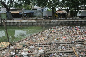 sampah di sungai ( ilustrasi)