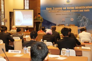 Gubernur NTB TGH M Zainul Majdi saat membuka Training Indentifikasi Terhadap Kasus Perdagangan Manusia Untuk Konsulat Indonesia di Luar Negeri, di Hotel Santika Mataram, Senin (12/5).
