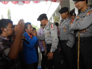 Ketua KNPI NTB Sulhan Muchlis sedang berdebat dengan anggota kepolisian