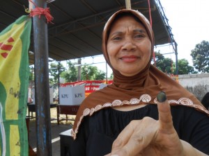 Munawarah (47) salah seorang pengungsi Ahmadiyah Mataram usai pemungutan suara 