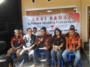 Relawan Prabowo-Hatta, Pemuda Pancasila, Srikandi dan Satuan Pelajar dan Mahasiswa Pemuda Pancasila (SAPMA) NTB saat menggelar aski damai Kamsi (17/7)