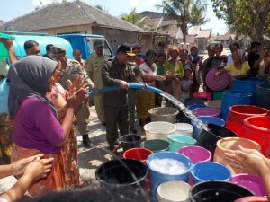 Wakil gubernur NTB M Amin tengah membagi air bersih di desa Serewe 