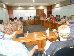 Sejumlah pelaku pariwisata dan anggota PHRI NTB melaksanakan dialog dengan anggota DPRD NTB