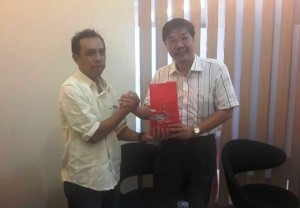 Telkomsel: Manager Telkomsel Branch Mataram Khalid J. Salam menyerahkan merchandise eksklusif kepada Wibawa Luih, salah satu pelanggan loyal Telkomsel di NTB pada Hari Pelanggan Nasional di GraPARI Mataram (4/9).