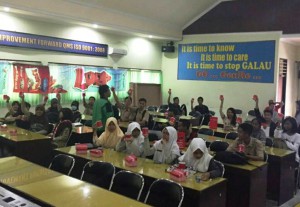 Suasana aktivitas LOOP KePo saat knowledge sharing mengenai digital writing di SMAN 5 Mataram. 