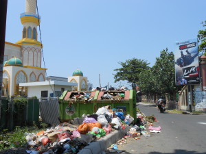 Sampah yang menumpuk di dekat Islamic Center kota Mataram