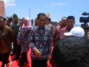 Presiden Jokowi usai menghadiri puncak acara HPN di Lombok Tengah