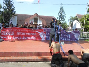Aksi teatrikal dalam rangka peringatan hari pers internasional di Mataram