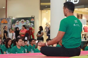 Anjasmara Prasetya sebagai instruktur yoga di Lombok Epicentrum Mall mengajak peserta untuk mengatur napas dan menenangkan batin sebelum memulai olahraga.