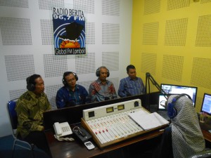 Bupati Kabupaten Sumbawa, Ketua BPK RI Perwakilan NTB bersama Sekda Kabupaten Sumbawa saat interaktif di Radio Global FM Lombok