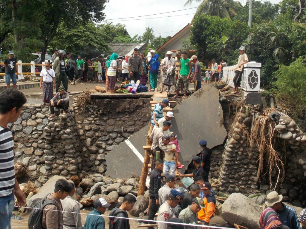 Terisolir, 503 Jiwa Korban Banjir Sambelia Mengungsi