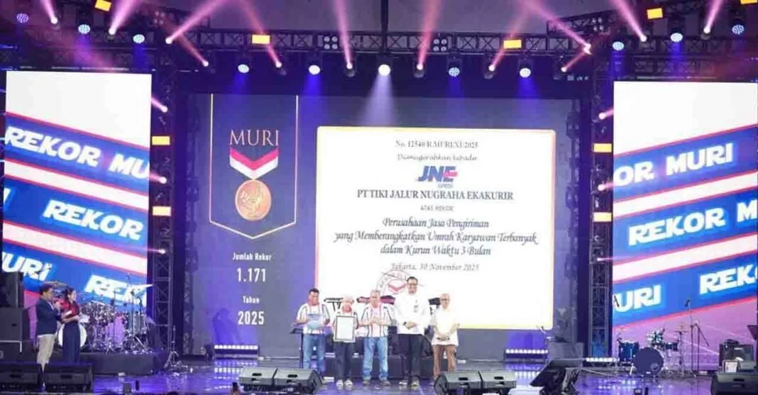 JNE menerima piagam penghargaan dari Museum Rekor Indonesia (MURI) atas pencapaian rekor sebagai Perusahaan Jasa Pengiriman yang Memberangkatkan Umrah Karyawan Terbanyak dalam Kurun Waktu 3 Bulan.